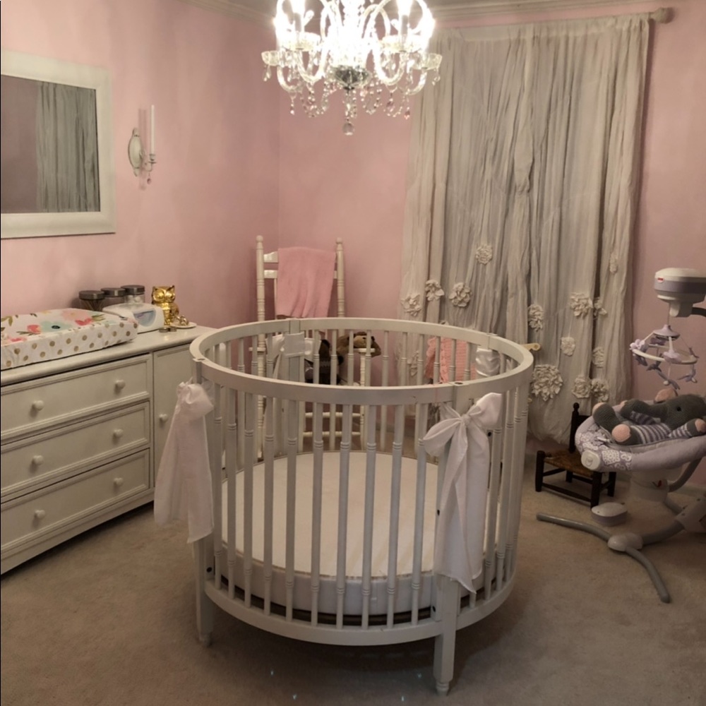 Round crib with mattress